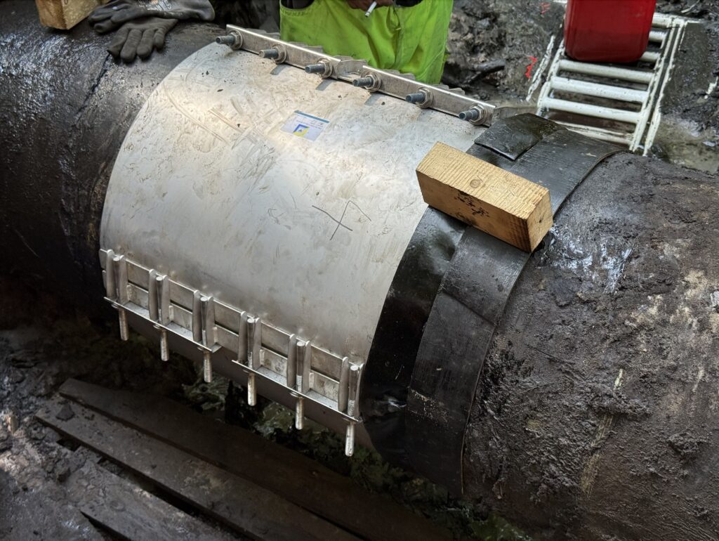 Rohrbruchstelle während der laufenden Reparaturarbeiten am 12. August 2025.