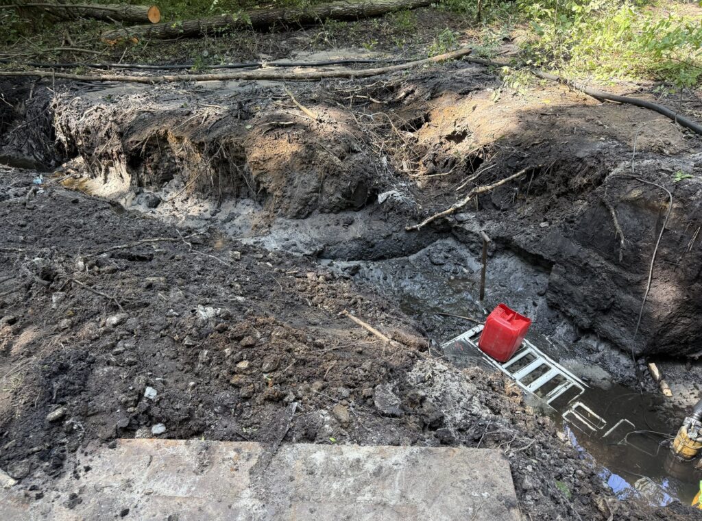 Massive Ausspülungen durch den Wasseraustritt an der defekten Abwasserdruckleitung.